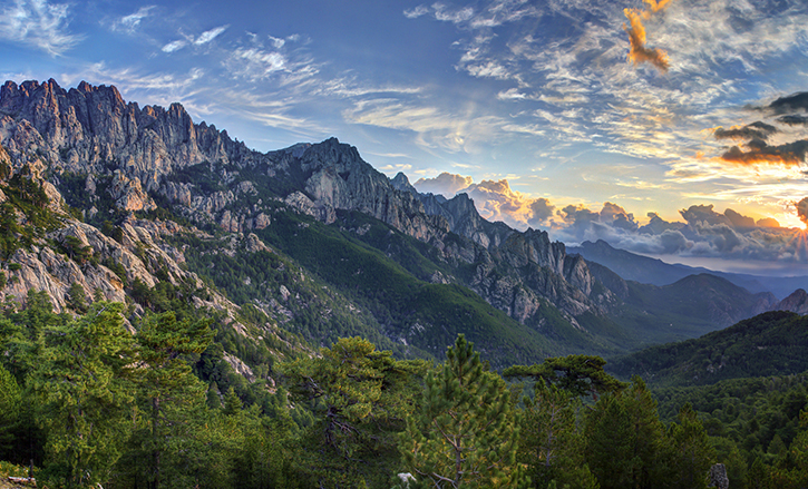 Photo des montagnes majestueuses de l'Alta Rocca