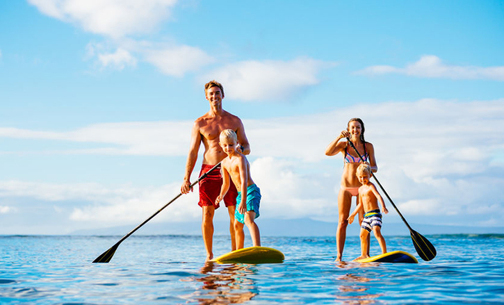 A family paddle boarding in Corsica, an ideal activity for discovering the wild coasts of the region